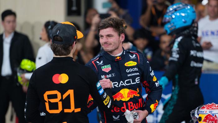Óscar Piastri y Max Verstappen en el Gran Premio de Abu Dabi 2025 | RED BULL