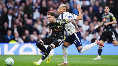 Joe Rondon y Richarlison en el partido de Tottenham y Leeds United en la Premier League | AP