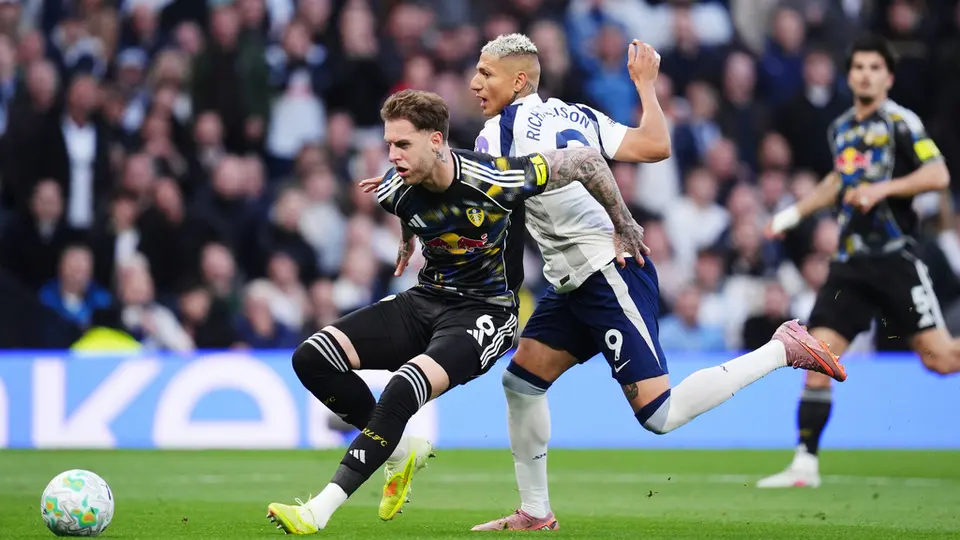 Joe Rondon y Richarlison en el partido de Tottenham y Leeds United en la Premier League | AP