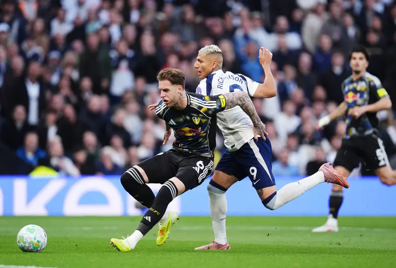 Joe Rondon y Richarlison en el partido de Tottenham y Leeds United en la Premier League | AP