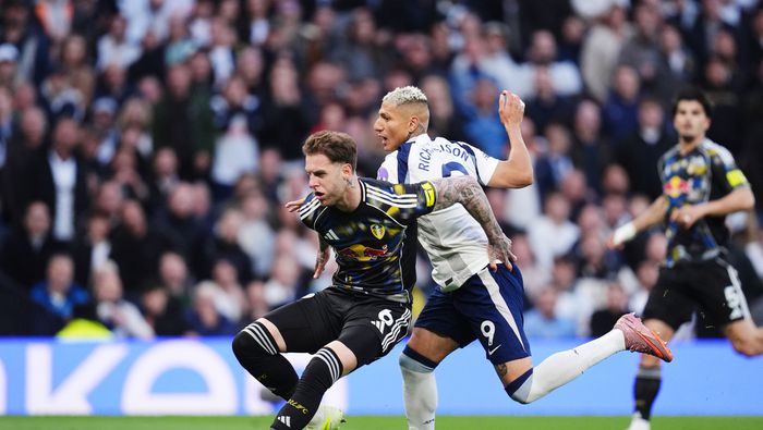 Joe Rondon y Richarlison en el partido de Tottenham y Leeds United en la Premier League | AP