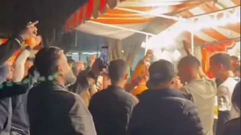 Uriel Antuna comiendo taquitos tras pase a Semifinales l CAPTURA