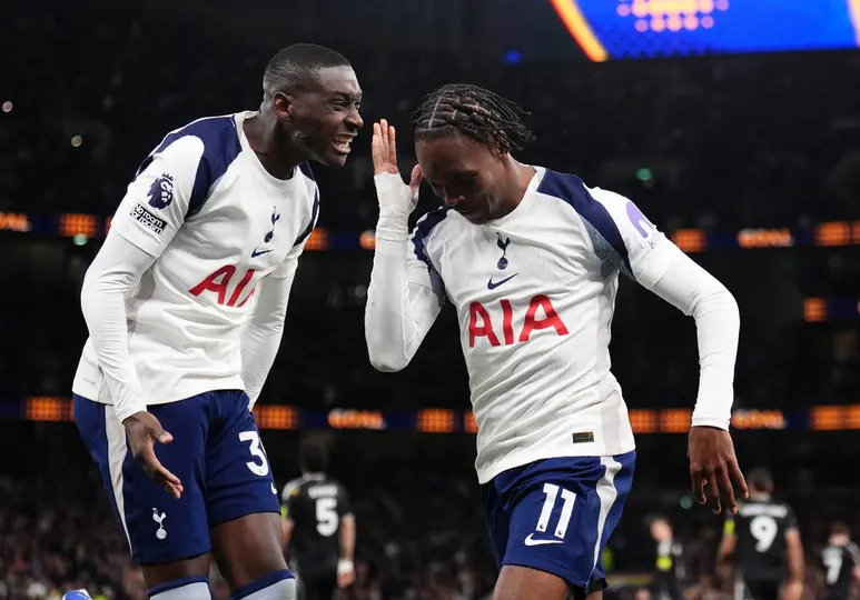 Mathys Tel en celebración en el partido de Tottenham contra Leeds United en la Premier League | AP