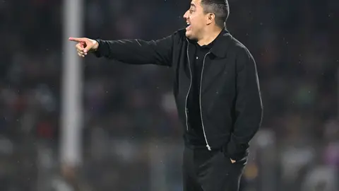 Efraín Juárez dando indicaciones en el Pumas contra América | MEXSPORT