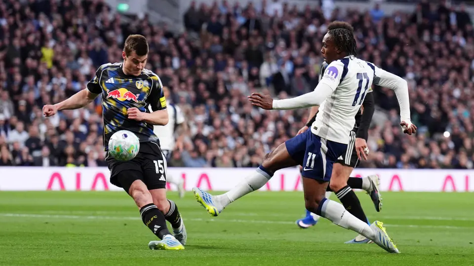 Mathys Tel en el partido de Tottenham contra Leeds United en la Premier League | AP