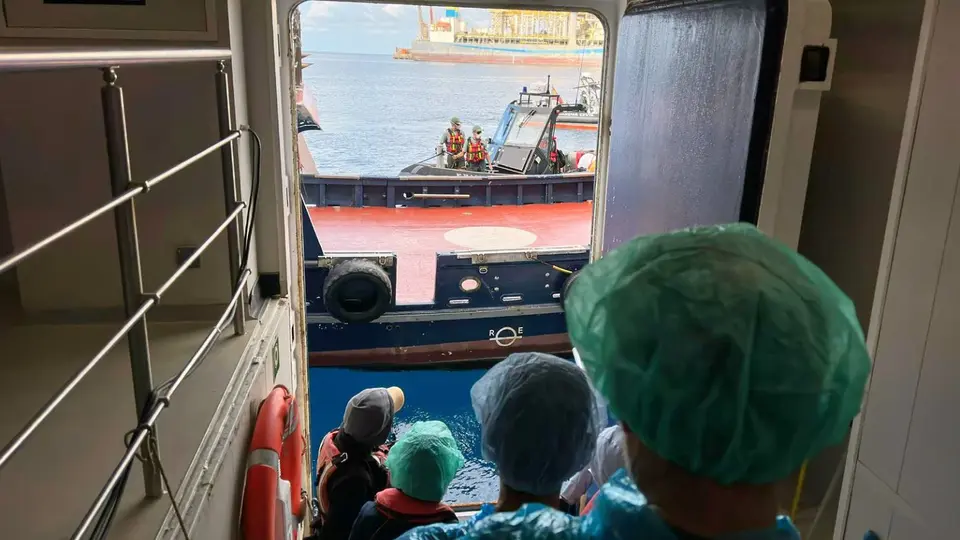 Un total de 94 pasajeros iniciaron un periodo de observación médica tras desembarcar en Tenerife./ AP