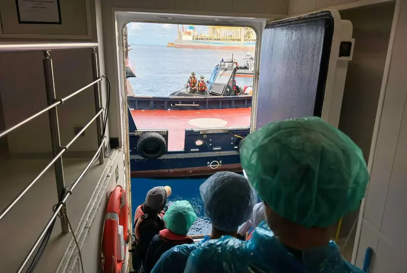 Un total de 94 pasajeros iniciaron un periodo de observación médica tras desembarcar en Tenerife./ AP