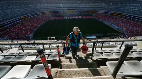 Trabajador durante las obras de remodelación del Estadio Banorte | AP
