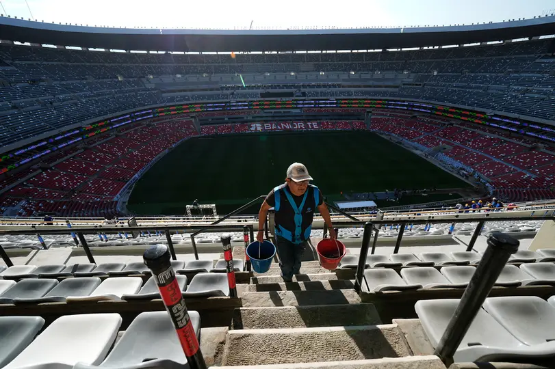 Trabajador durante las obras de remodelación del Estadio Banorte | AP