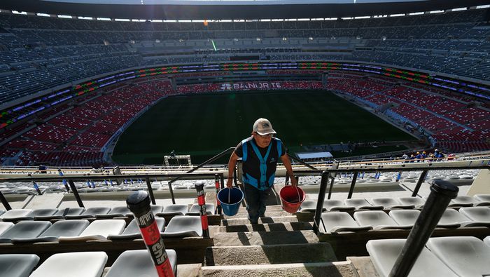 Trabajador durante las obras de remodelación del Estadio Banorte | AP