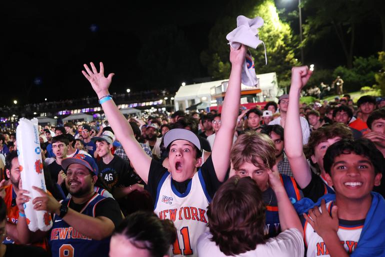 Aficionados de los Knicks festejando durante el Juego 4 de las Finales | AP