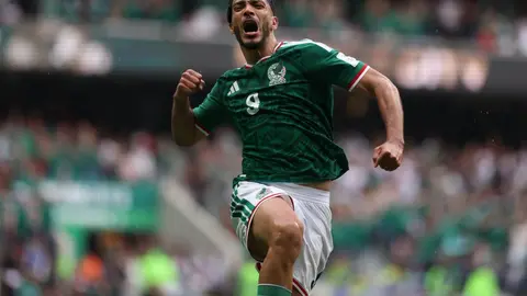 Raúl Jiménez festeja su primer gol en Mundiales | MIGUEL PONTÓN