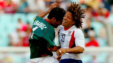Rafael Márquez le propina un cabezazos a Cobi Jones, en Corea-Japón 2002 l Captura