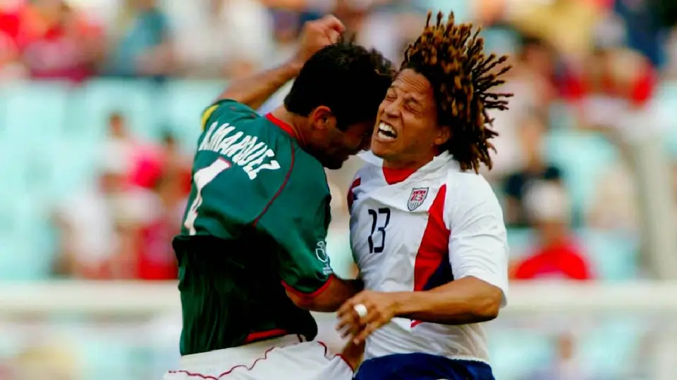 Rafael Márquez le propina un cabezazos a Cobi Jones, en Corea-Japón 2002 l Captura