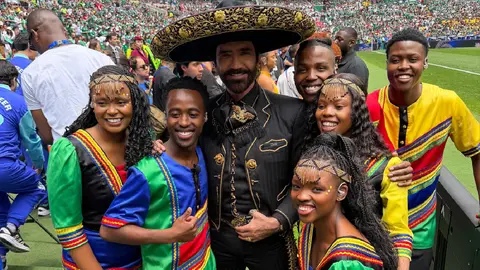 Alejandro Fernández convivió con gente de Sudáfrica dentro del Estadio Ciudad de México / Alberto Castillo-OCESA Seitrack