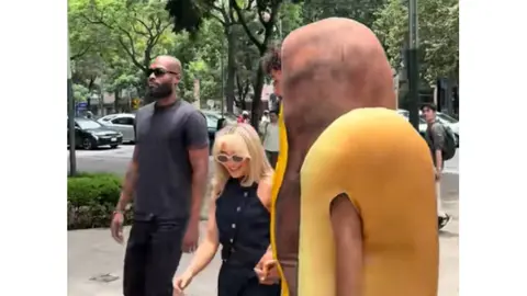 Una imitadora de la cantante fue captada en las calles de la CDMX. / RS
