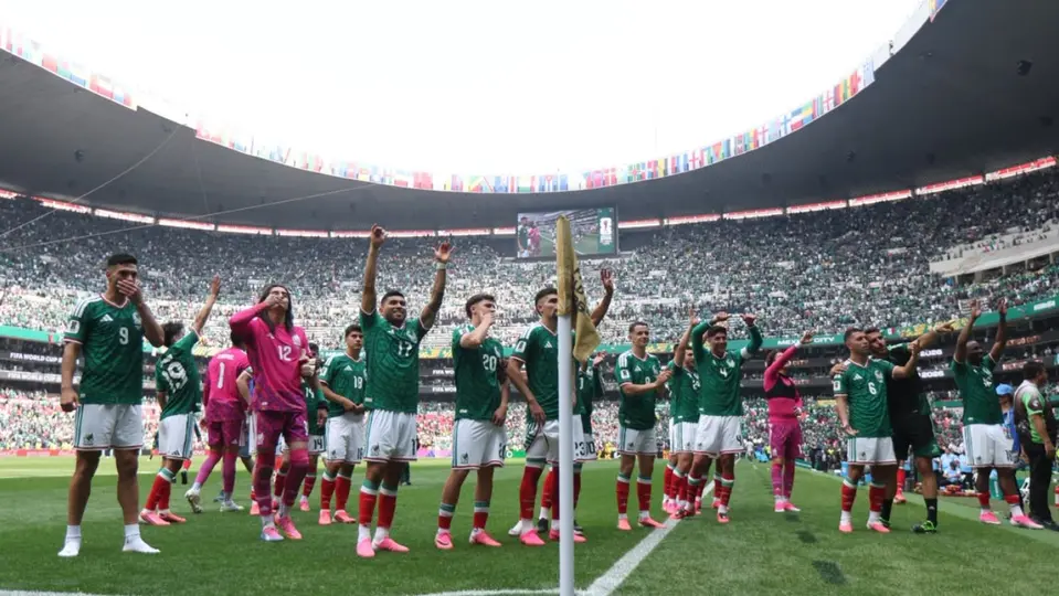 Jugadores de la Selección Mexicana agradecen a la afición que se dio cita en el Estadio de la Ciudad de México | MIGUEL PONTÓN
