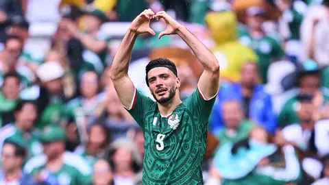 ¡Hasta el cielo! Raúl Jiménez se estrena en Mundiales y rompe en llanto