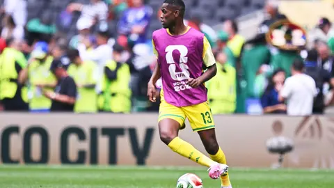 Sphephelo Sithole durante el calentamiento | MEXSPORT