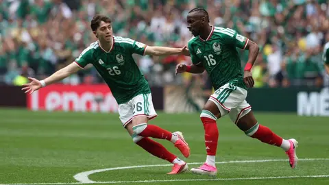Quiñones y Brian Gutierrez tras el gol de México | Miguel Ponton