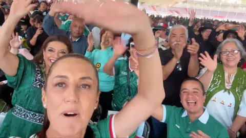 La mandataria estuvo conviviendo con la gente antes y durante el partido / Especial