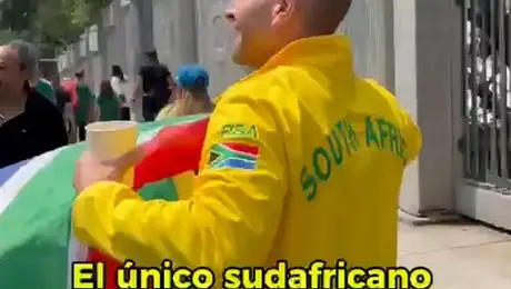 El único sudafricano en el área. Solo él recibió a los Bafana Bafana
