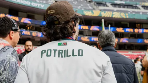 El hijo de Vicente Fernández estuvo un día antes en los ensayos a ras de cancha / Especial