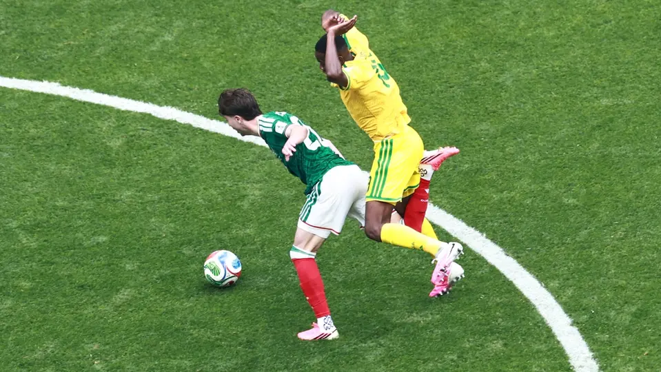 Sithole derriba a Brian Gutiérrez | MEXSPORT