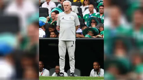 Hugo Broos observando el juego inaugural del Mundial | MIGUEL PONTÓN