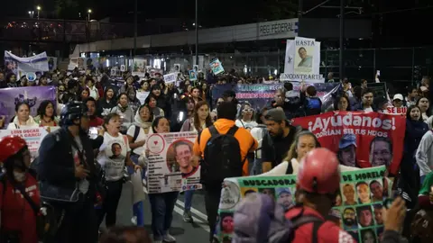 Manifestantes buscan visibilizar sus demandas con el Mundial 2026 | X @El_Universal_Mx