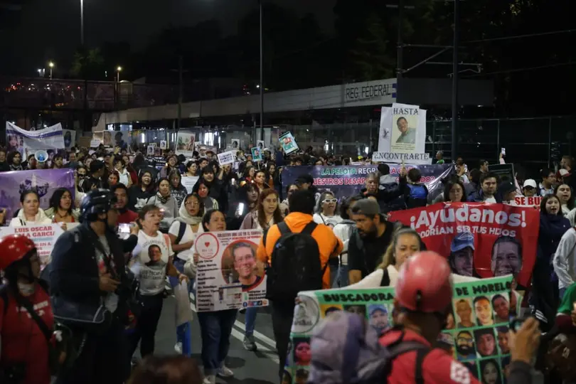 Manifestantes buscan visibilizar sus demandas con el Mundial 2026 | X @El_Universal_Mx