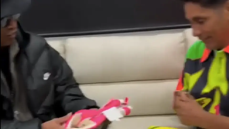 El más grande: Ronaldinho le pide autógrafo a Jorge Campos