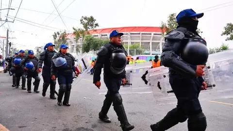 Cuerpo de policial en las afueras del Estadio Ciudad de México | MEXSPORT