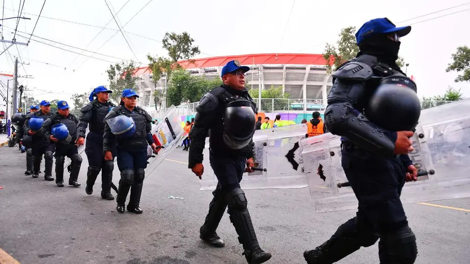 Cuerpo de policial en las afueras del Estadio Ciudad de México | MEXSPORT