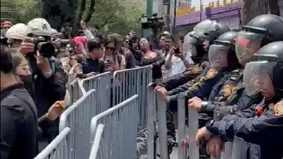 Manifestantes derriban vallas en las inmediaciones del Estadio Ciudad de México