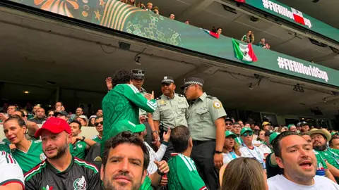Pequeño conflicto en la tribuna del Estadio Ciudad de los Deportes | CARLOS PONCE DE LEÓN