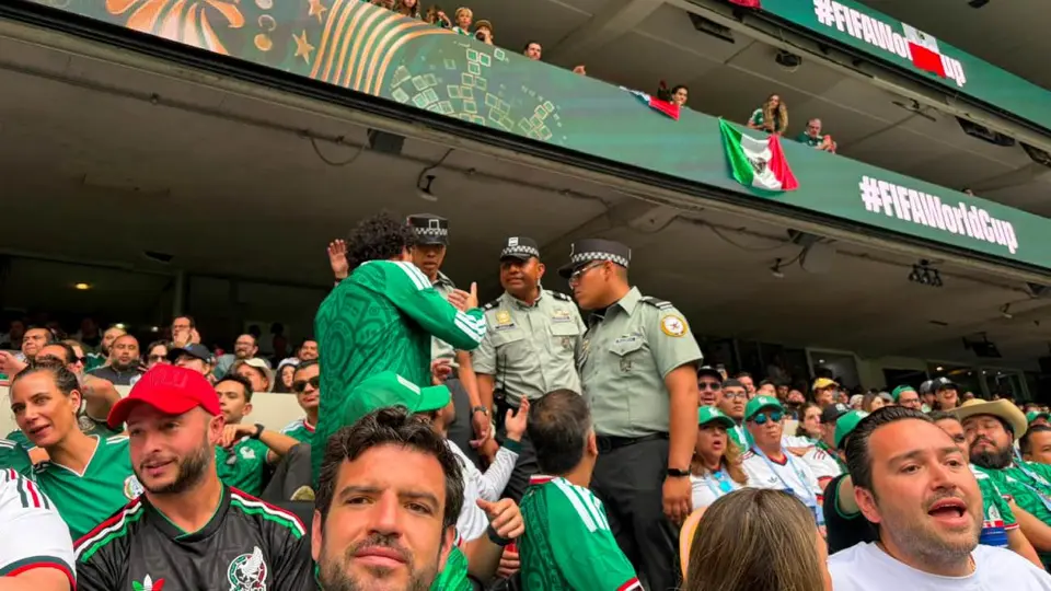 Pequeño conflicto en la tribuna del Estadio Ciudad de los Deportes | CARLOS PONCE DE LEÓN