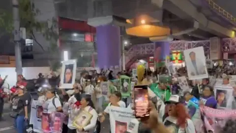 Con veladoras, cruces y fotografías de sus seres queridos, colectivos de búsqueda exigieron justicia en la víspera del Mundial 2026./ Captura de pantalla