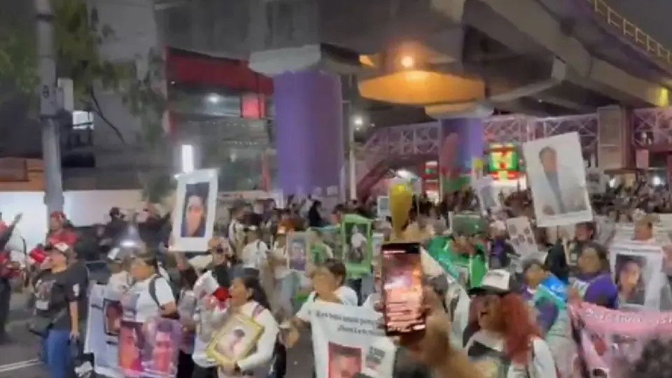 Con veladoras, cruces y fotografías de sus seres queridos, colectivos de búsqueda exigieron justicia en la víspera del Mundial 2026./ Captura de pantalla