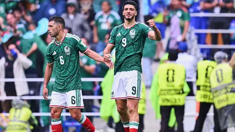 Erik Lira con Raúl Jiménez tras el gol de México | MEXSPORT