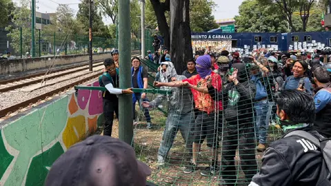 Gente del llamado Bloque Negro hicieron destrozos a las instalaciones del Tren Ligero / Jorge Reyes
