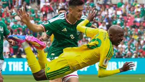 César Montes le comete una falta a Khuliso Mudau, en el Mundial 2026. l RÉCORD