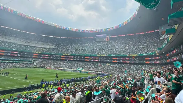 La contracrónica: el inigualable Azteca salvó la inauguración