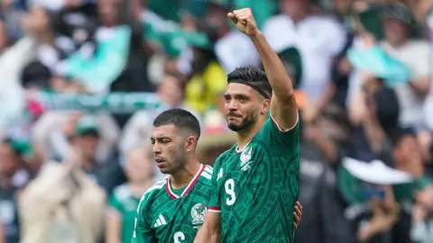 Erik Lira con Raúl Jiménez | MEXSPORT