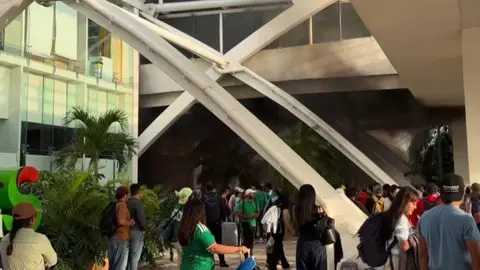 Usuarios reportaron retrasos y complicaciones para ingresar a la terminal aérea debido a los bloqueos realizados por docentes./ FB:FB:Gpe Guillén Chiapas