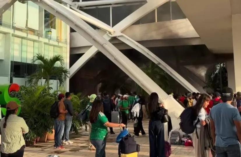Usuarios reportaron retrasos y complicaciones para ingresar a la terminal aérea debido a los bloqueos realizados por docentes./ FB:FB:Gpe Guillén Chiapas
