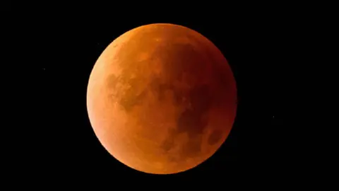 La atmósfera terrestre es la responsable de los cambios de color que observamos en la Luna. / Pixabay