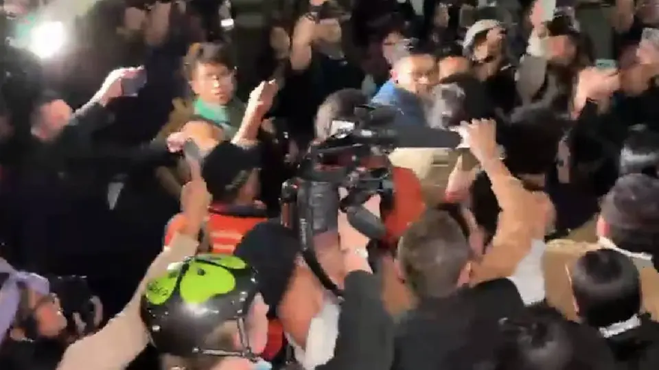 El secretario de Gobierno de la CDMX, César Cravioto, acudió al lugar para dialogar con los colectivos, pero las negociaciones no prosperaron./ Captrua de pantalla