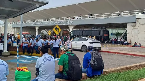 El cierre de vialidades provocó afectaciones a pasajeros que intentaban llegar a tiempo a sus vuelos en Chiapas./ FB: Gpe Guillen Chiapas