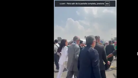 Videos compartidos en redes sociales captaron el momento en que Ricardo Salinas Pliego ingresó al estadio para el México vs Sudáfrica./ Captura de pantalla